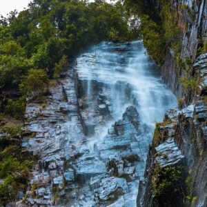 Vue contre-plongée de la cascade de Dindefelo